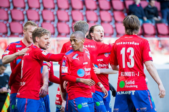 Helsingborgs Jesper Lange jublar med lagkamrater