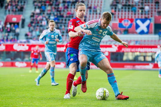 Helsingborgs Jesper Lange och Degerfors Jonas Olsson i duell