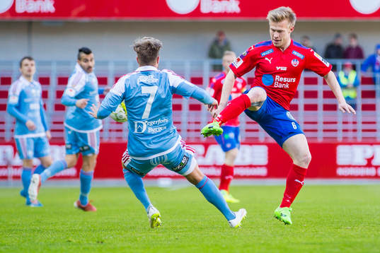 Degerfors Nikola Ladan (ryggen mot kameran) och