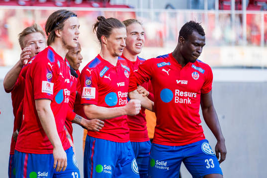 Helsingborgs Jesper Lange jublar med lagkamrater