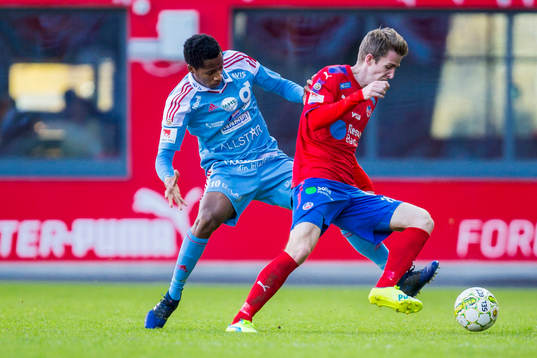 Degerfors Mihlali Mayambela och Helsingborgs Adam Eriksson