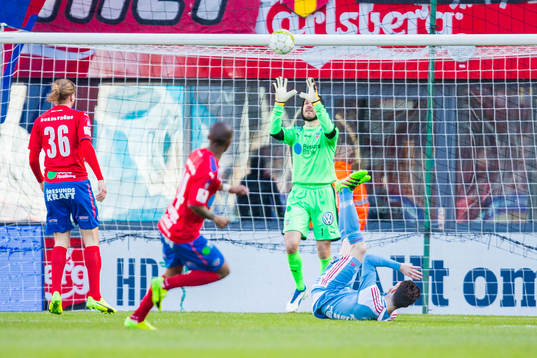 Helsingborgs målvakt Matt Pyzdrowski räddar bollen