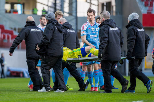 Degerfors målvakt Oscar Klasson bärs ut på bår