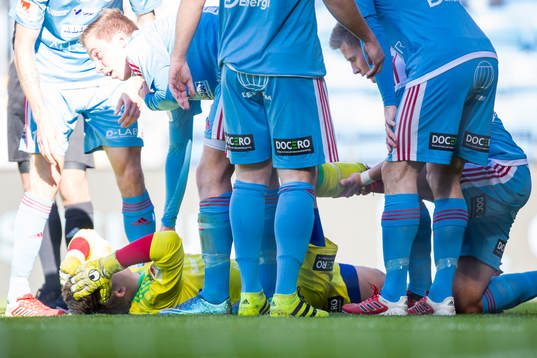 Degerfors målvakt Oscar Klasson blir liggandes
