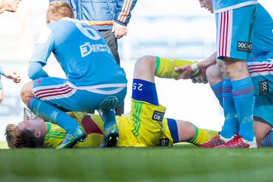 Degerfors målvakt Oscar Klasson blir liggandes