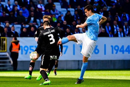 Malmö FFs Alexander Jeremejeff provar skott förbi
