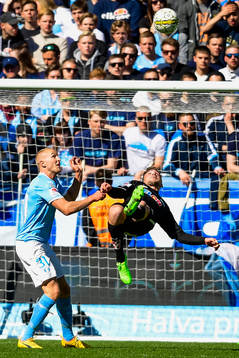 Malmö FFs Franz Brorsson försvarar när Örebros Filip