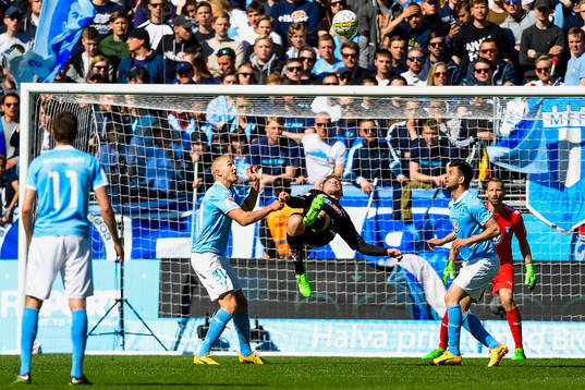 Malmö FFs Franz Brorsson försvarar när Örebros Filip