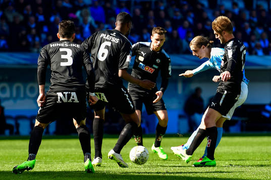Malmö FFs Pawel Cibicki oroar framför Örebros försvar