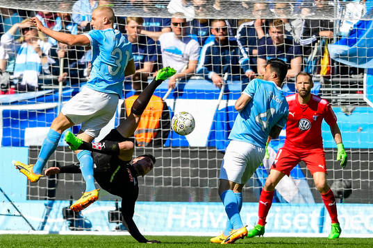 Malmö FFs Franz Brorsson försvarar när Örebros Filip
