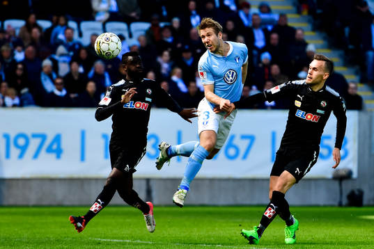 Malmö FFs Anton Tinnerholm i en kamp mot Örebros Damien