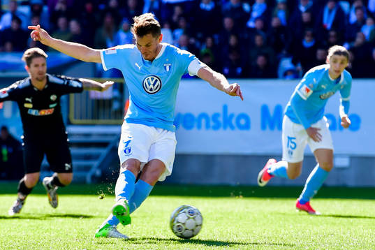 Malmö FFs Markus Rosenberg kvitterar till 1-1 på straff