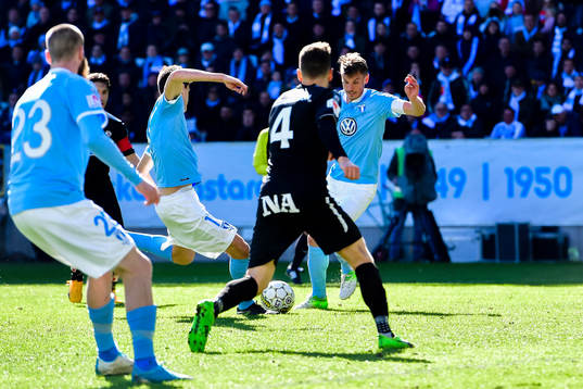 Malmö FFs Alexander Jeremejeff gör 2-1 framför Markus