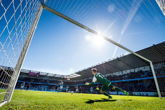 Malmö FFs Markus Rosenberg gör 1-1 på straff bakom