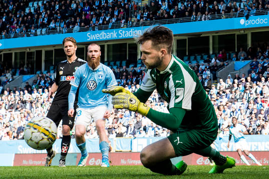 Örebros målvakt Oscar Jansson räddar framför Martin