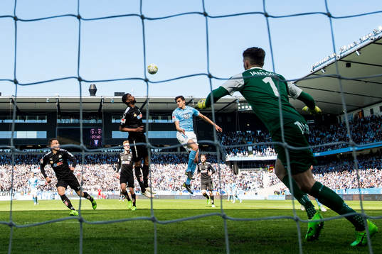 Malmö FFs Alexander Jeremejeff mot Örebros Damien Plessis