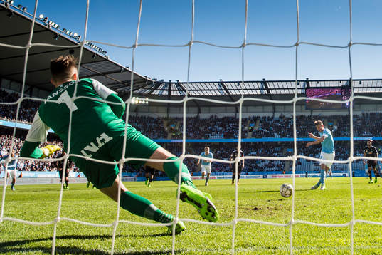 Malmö FFs Markus Rosenberg gör 1-1 på straff bakom