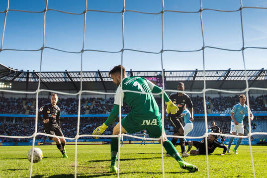 Malmö FFs Alexander Jeremejeff gör 2-1 bakom Örebros