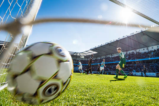 Malmö FFs Alexander Jeremejeff gör 2-1 bakom Örebros