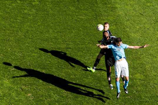 Malmö FFs Alexander Jeremejeff i nickduell med Örebros