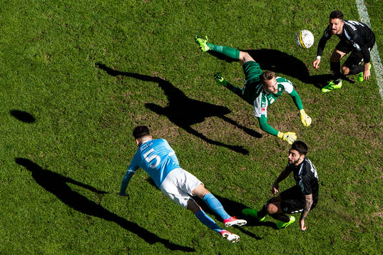 Örebros målvakt Oscar Jansson räddar framför Malmö FFs
