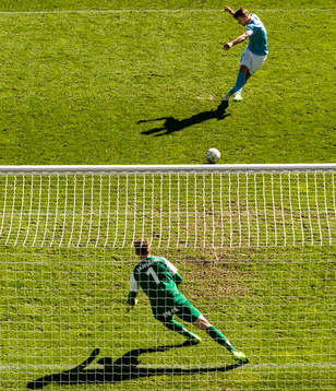 Malmö FFs Markus Rosenberg gör 1-1 på straff bakom