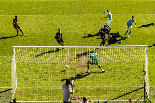 Malmö FFs Alexander Jeremejeff för 2-1 bakom Örebros