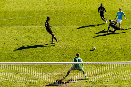 Malmö FFs Pawel Cibicki oroar vid Örebros målvakt Oscar