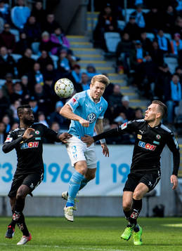 Malmö FFs Anton Tinnerholm nickar bredvid Örebros Damien