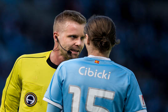 Domare Glenn Nyberg i samtal med Malmö FFs Pawel Cibicki