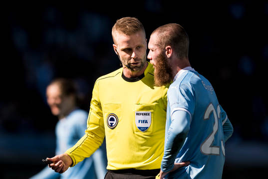Domare Glenn Nyberg i samtal med Malmö FFs Jo Inge Berget