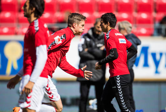 Kalmars Viktor Elm värmer upp införfotbollsmatchen i