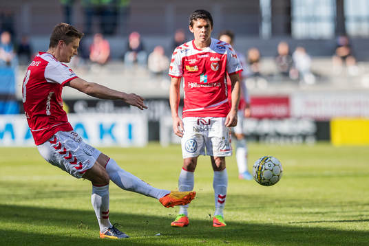 Kalmars Viktor Elm gör 2-0 målet på frispark