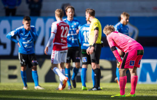 Halmstads målvakt Isak Pettersson deppar