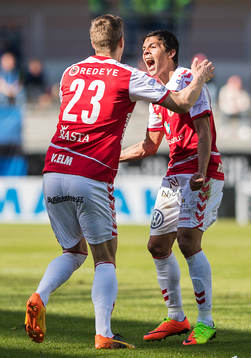 Kalmars Viktor Elm gör 2-0 målet på frispark och jublar