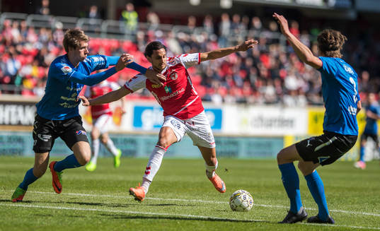 Kalmars Mahmoud Eid  och Halmstads Marcus Johansson och