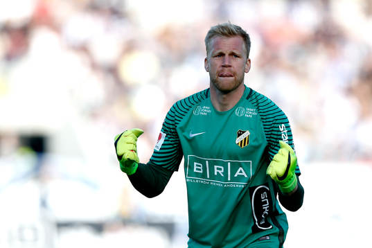Häckens målvakt Peter Abrahamsson jublar