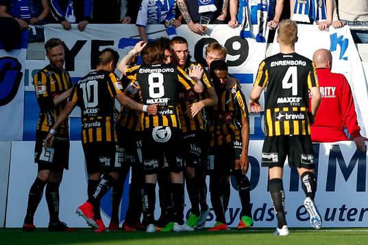 Häckens Nasiru Mohammed jublar med lagkamrater
