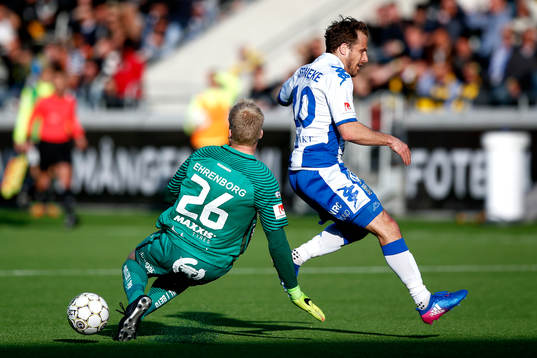 Häckens målvakt Peter Abrahamsson glidtacklar IFK