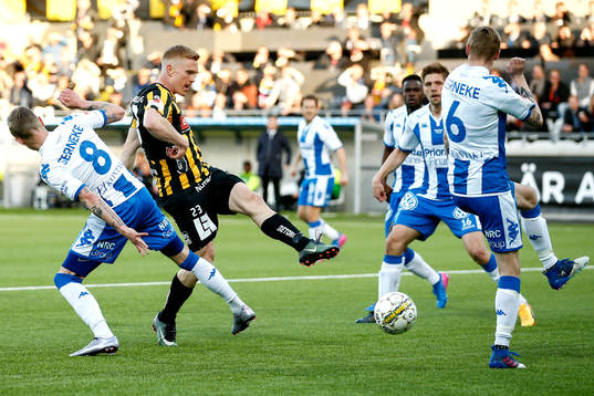 Häckens David Engström skjuter ett skott