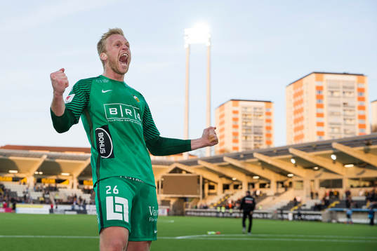 Häckens målvakt Peter Abrahamsson jublar