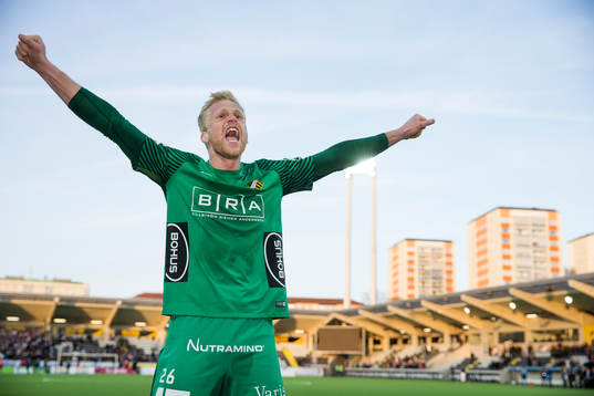Häckens målvakt Peter Abrahamsson jublar
