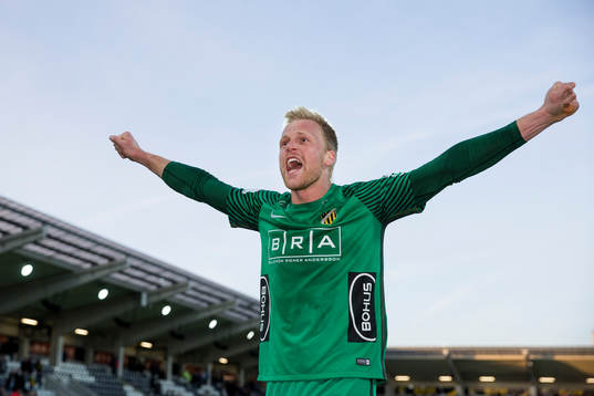 Häckens målvakt Peter Abrahamsson jublar