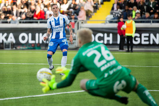 IFK Göteborgs Sören Rieks skjuter ett skott som Häckens