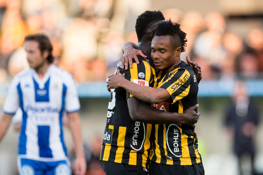 Häckens Alhassan Kamara och Nasiru Mohammed omfamnar