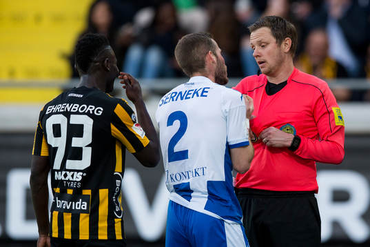 IFK Göteborgs Emil Salomonsson pratar med domare Markus