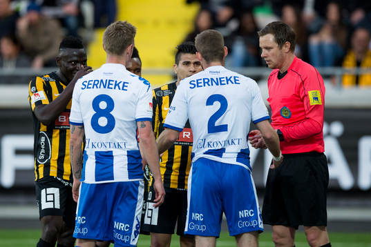 Häckens Paulinho pratar med IFK Göteborgs Emil Salomonsson