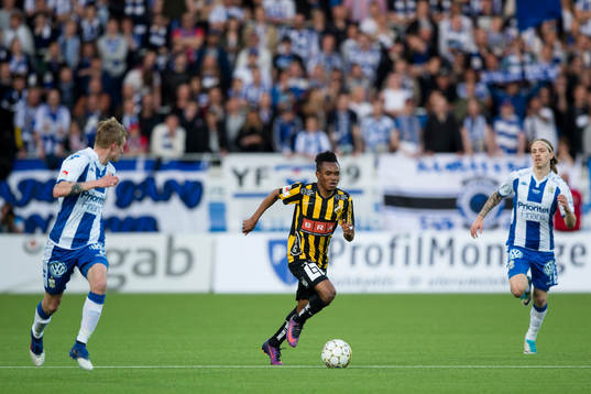 Häckens Nasiru Mohammed mellan IFK Göteborgs Sebastian