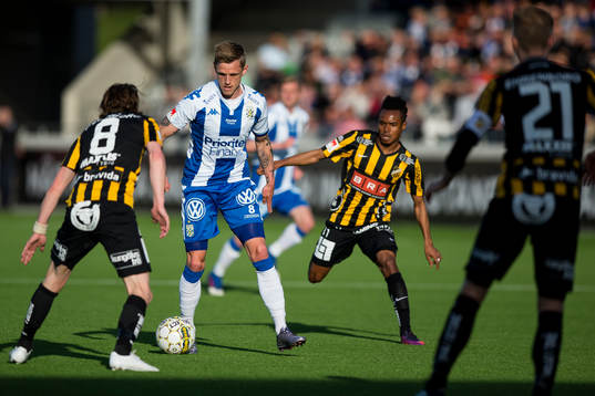 IFK Göteborgs Sören Rieks mot Häckens Erik Friberg och