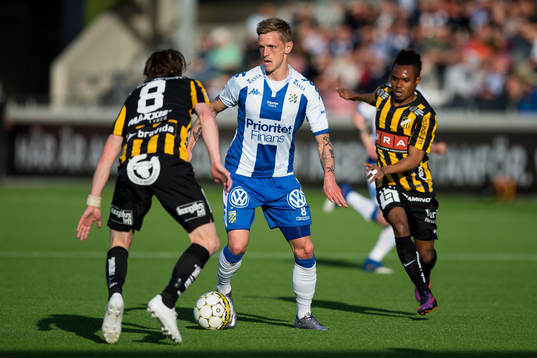 IFK Göteborgs Sören Rieks mot Häckens Erik Friberg och
